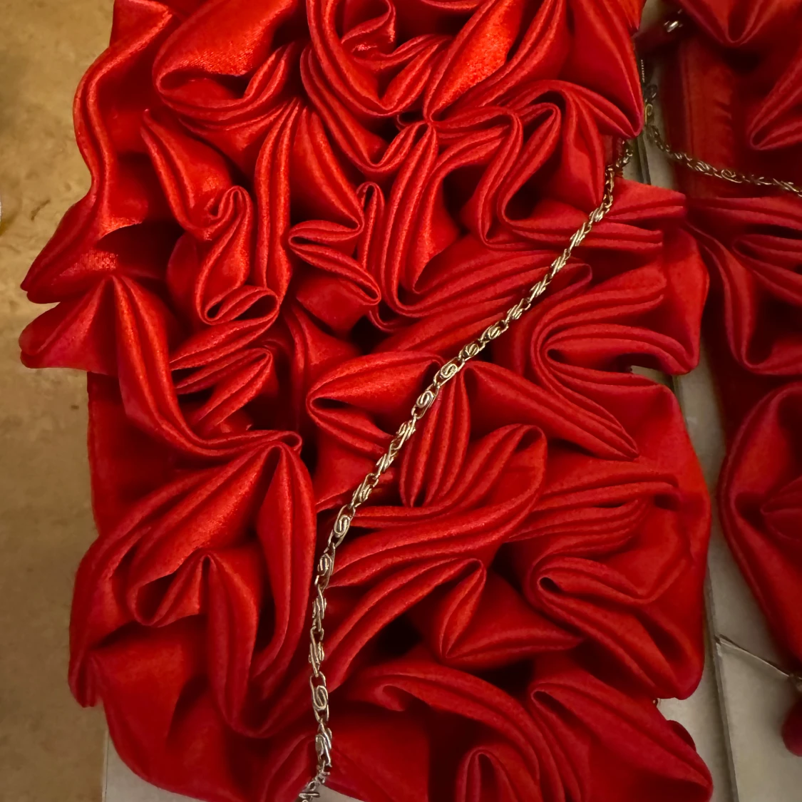 Röd axelväska med volangdetaljer