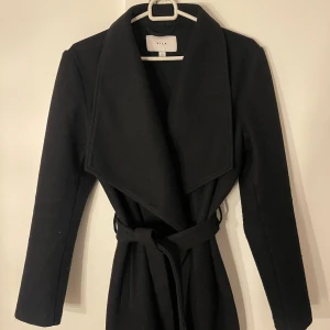 Svart kappa från Vila  - Säljer min svarta kappa från vila. Har  använt den bara en hel vinter och köpte den för 500 säljer för ungefär 275-350 kr priset kan diskuteras vid snabb affär🙂