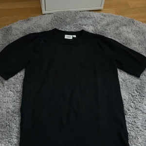 Svart tröja från Saint Tropez - En stilren svart tröja från Saint Tropez i storlek S. Tröjan har rund halsringning, korta ärmar och är gjord i ett mjukt material som känns skönt mot huden. Perfekt till jeans eller kjol för en clean look.