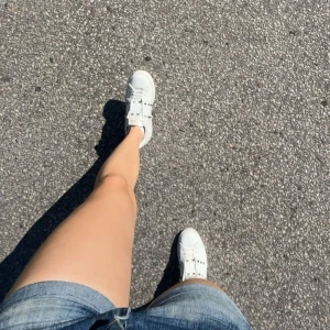 Valentino skor - Super fina valentino garavani skor! I väldigt bra skick dessutom. Köpte de för ca 1,5 år sedan, har nu blivit för stora för mig på något vänster. Storlek 38, vita med guld nitar. Hade kartong, påse och kvitto men min mor råkade tro att de var skräp och därmed tog med de till tippen en dag, därav priset🥲öppen för rimliga förlsag..!