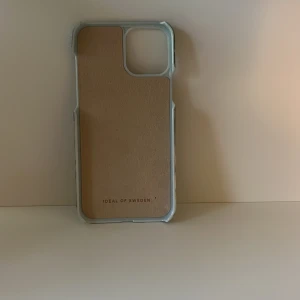 Ideal of Sweden mobilskal - Stilrent mobilskal från Ideal of Sweden med marmormönster i blåa nyanser. Skalet är i väldigt bra skick. Det passar till iPhone 12. Jag slänger pga att jag har fått en ny mobil. Skriv till mig för frågor.