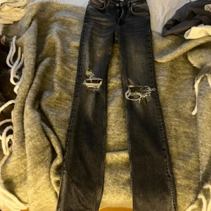 Gråa jeans med hål - Snygga gråa jeans med hål och slits från Zara. Jättebra skick! 🩷