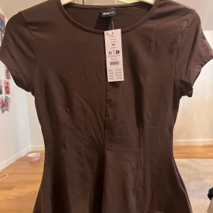 Helt ny Topp/T-shirt  - En supergullig topp från Ginatricot som har prislappen kvar. Materialet är otroligt skönt och mjukt! Tidigare pris är 280kr och pris kan diskuterad vid snabb affäre💞