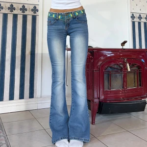 Lågmidjade jeans - Låga jeans med broderade detaljer💕 har mycket stretch! Midjemått ca 75cm💕innerbenslängd 82cm💕 jag är 165