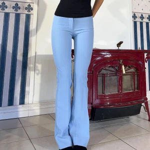 Kostymbyxor - Snygga kostymbyxor från Miss Sixty❤️ midjemått 70cm & innerbenslängd 81cm❤️ Obs sitter tajt❤️ jag är 165cm.