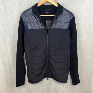 Massimodutti cardigan  - Riktigt schysst massimo dutti cardigan i storlek M. Cardigan är blå med glansigt material på övre bröst. Knappt använd✅ Pris: 499.