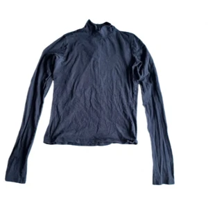 Svart polotopp från Acne Studios - En riktigt najs polo tröja från Acne. Som det syns på bilden så har kragen en dragkedja som kan justeras. Storlek M i kvinno storlek och kommer passa perfekt om du är cirka 165-170cm. Inga hål eller fläckar, så den är i ett bra skick!