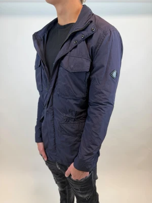 J.Lindeberg Jacka  - Hej! Säljer nu denna väldigt snygga och eftertraktade J.Lindeberg jackan! Jackan är slutsåld överallt och går inte att få tag på… jackan är perfekt nu till vintern Storlek M  Ny pris: 6000 kr Säljs för: 1899 kr