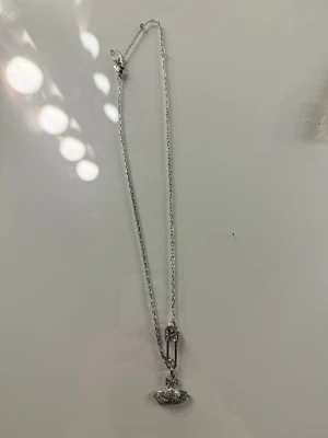 Vivienne westwood halsband - Ett super snyggt halsband, har aldrig använt. Kom privat om ni har några funderingar över nåt🥰