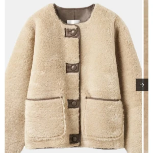 Beige teddyjacka med stora knappar - Mysig beige teddyjacka från Carin Wester! 🩷 Använd ca en gång