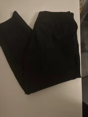 Svarta kostymbyxor från Nelly - Stilrena svarta kostymbyxor från Nelly med klassisk rak passform. I modellen ” low waist flare suit pants”💕💕