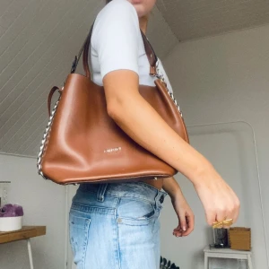 Väska - Väska köpt är på plick, så himla snygg och rymlig❤️‍🔥 får plats med dator och är perfekt för skolan! Den är inte äkta ❗️tryck gärna på köp nu❗️det är int mina bilder det är från den tjejen jag köpte från tidigare 