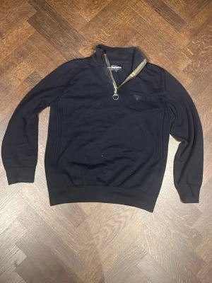 Barbour half zip  - Stl L, passar 185 cm, marinblå med gröna detaljer, nypris: dyr
