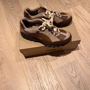 Nike x Jacquemus bruna sneakers - Unika sneakers från Nike och Jacquemus. Size 42. Cond 9/10. Köpta på YME oslo. tags fortfarande kvar. Nypris 2400:- 