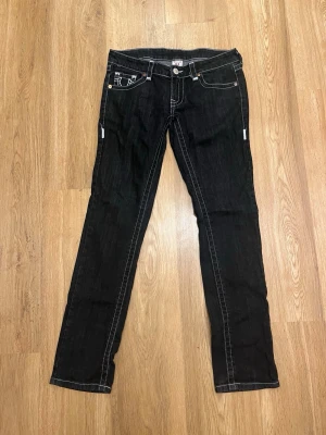 Svarta True Religion jeans med kontrastsömmar - Säljer ett par feta true religions    W:30 L:30  Model:Billy