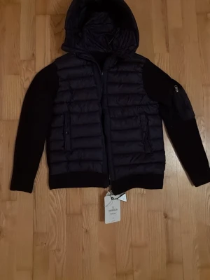 Mörklblå moncler cardigan - Snygg svart cardigan från Moncler. Storlek L i barn motsvarar 165-175 cm. Perfekt för kalla dagar och riktigt trendig look.