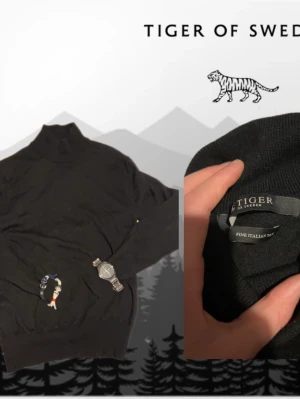 Svart polotröja Tiger of Sweden - Säljer en svart stickad polotröja från Tiger of Sweden. Tröjan är tillverkad av fin italiensk ull och har en klassisk, stilren design med ribbade muddar vid ärmslut och nederkant. Perfekt för dig som gillar minimalistisk och tidlös stil.