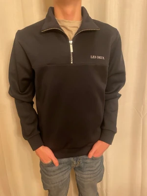 Les Deux Half-zip - •En stilren och bekväm half zip som passar bra till vardag men även finare tillfällen👔                                     •Fick i present så bara testat den men insåg att den var lite för stor 👕                                                                  •Pris: Ca 800-900kr💸                                                                  •Vid fundering tveka inte att höra av dig!🕺