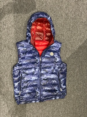 Moncler Patrick Gilet - Tja säljer nu denna asssss rare moncler väst. Kan vara en av Sveriges mest sällsynta västar. Enda ute på hela plick, och de tillverkas ej längre. Den heter Moncler Patrick Gilet och äkthet garanteras på bild 2,3 pris är diskuterbart och kom med frågor, storlek 2/M men sitter mer som 1/S. Snabb frakt och snabba svar! Senast sold för 650€