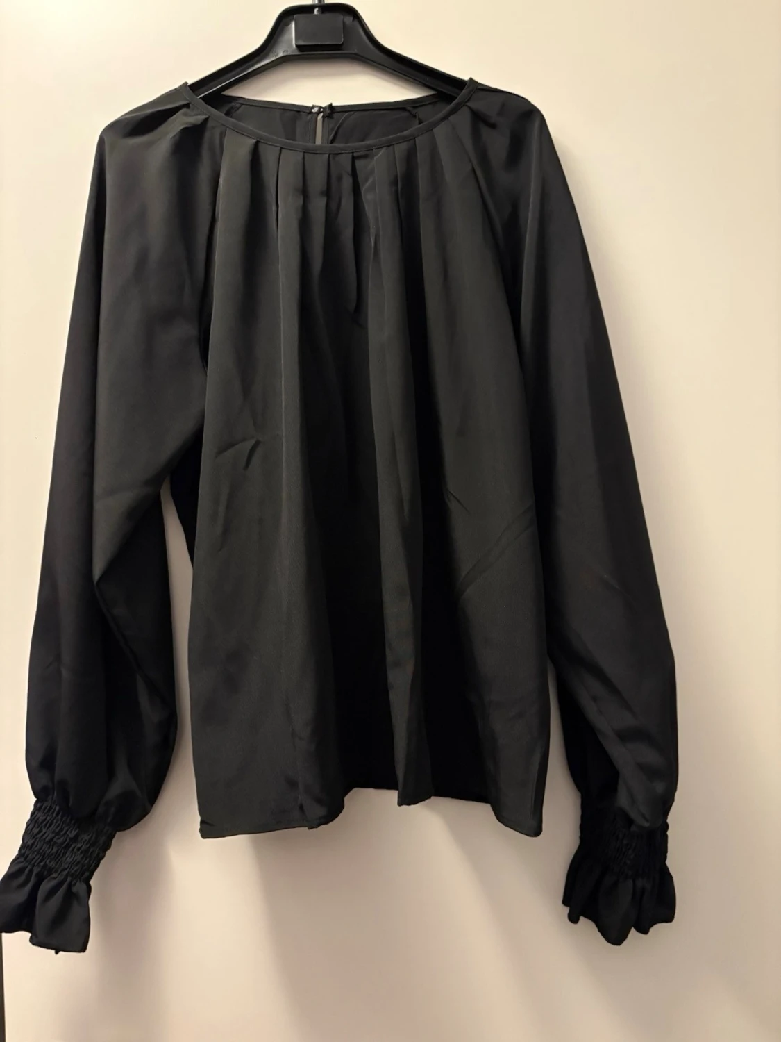 Svart blus med puffärm och smock