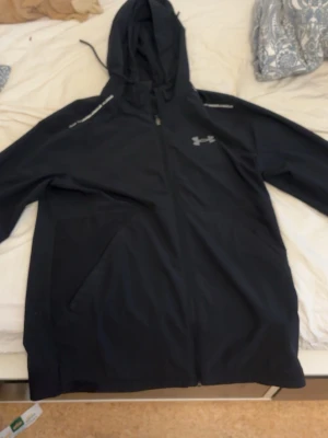 Under armour vindjacka  - Säljer en fin under armour vindjacka i färgen svart använd en gång fin jacka priset kan diskuteras 