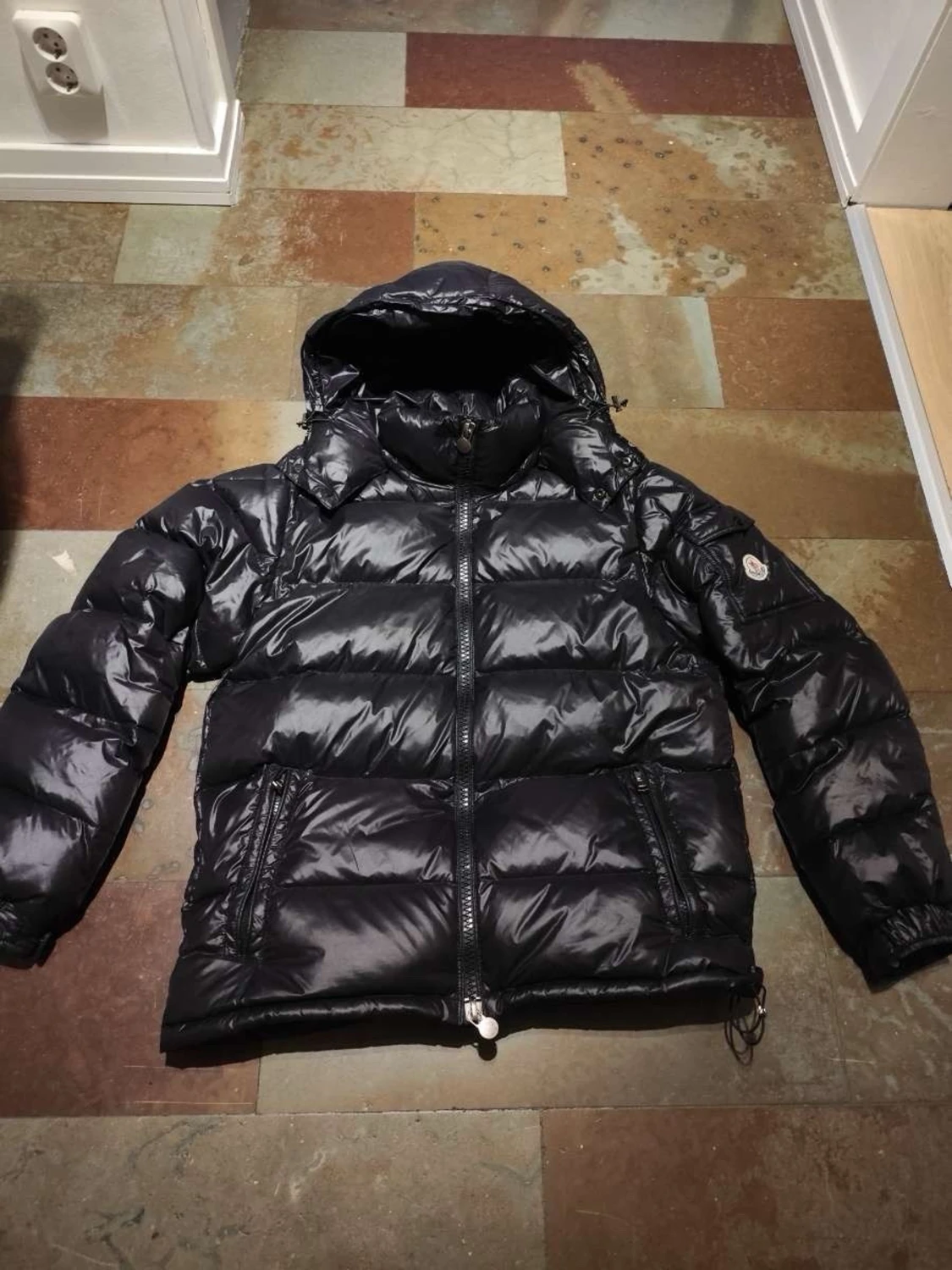 Svart Moncler dunjacka med huva