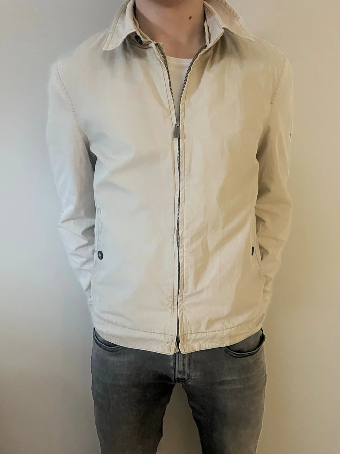 Beige jacka med dragkedja