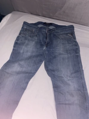 Replay ljusblå jeans straight fit 33/32 - Säljer ett par ljusblå jeans från Replay med klassisk femficksdesign och raka ben. Jeansen har en avslappnad passform och är tillverkade i mjukt bomullsjeansmaterial. Perfekta för en casual look.