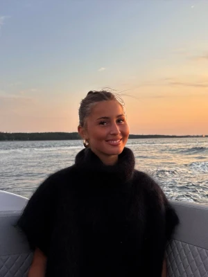 Mohair tröja  - Svart mohair polo tröja med korta ärmar. ÄLSKAR DENNA 🎀🎀💕💕💕som ny i kvaliten. Storlek M🙌🏼🙌🏼🙌🏼