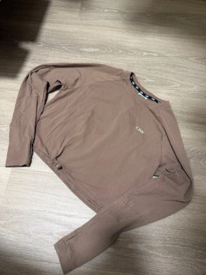 Tränings tröja  - Det finns en fläck som inte går bort, det lite mörka på andra bilden 