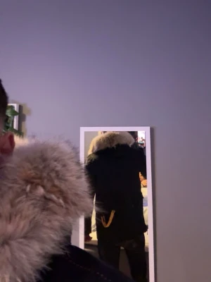 Svart pjs jacka ÄKTA KVITTO FINNS! - Tjena säljer denna då den inte kommer till nån användning jackan är inpricip helt ny använd fåtal gånger det är en parajumper i storlek S slim fit 