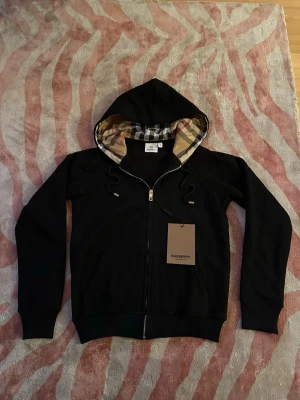  Svart hoodie   -  Snygg hoodie size S men passar XS också 
