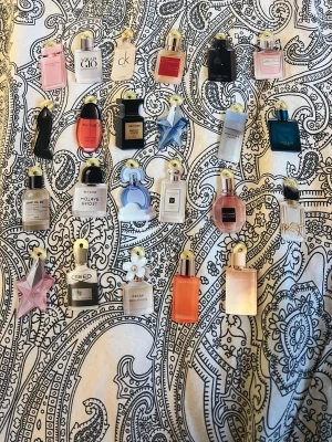 Akryl porträtt av parfym - Säljer massor av akryl bilder på olika parfymer. Funkar perfekt för dekoration eller till en touch på en tavla eller liknande. Kan hängas på ett snöre. 23st. 1st för 5kr, alla 23st för 45kr.