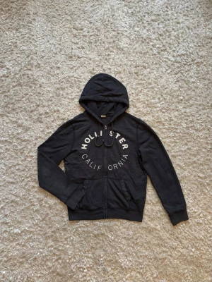Hollister california grå zip hoodie - Snygg tunnare zip hoodie från hollister, använd men i gott skick. Mått: Längd: 63 Bröstvidd: 55 Ärm: 66