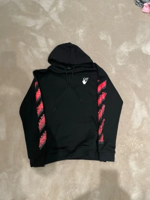 Off White hoodie  - Helt ny, riktigt snygg och stilig tröja! Stl L passar även M!