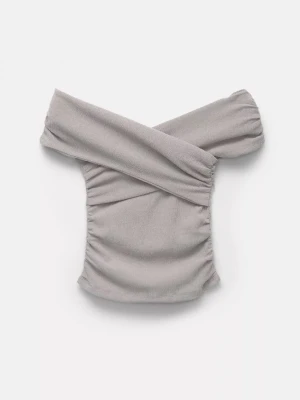 offshoulder topp  - Snygg offshoulder topp med omlott-design från Pull&bear. Toppen är i storlek XS och är perfekt som en fest topp. Skriv för egna bilder och prisförslag ❣️❣️