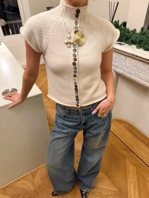 Blå vida jeans med blixtdetalj - Säljer mina superfina Alaia jeans från Design by Si. Trendig låg midja och baggy passform med snygg lightning-detalj på bakfickan.   Skick: Endast provade  Storlek: S vilket motsvarar 36 Nypris: 878 kr  Säljes pga kommer inte till användning. Kan skickas eller mötas upp💕