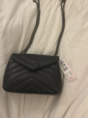 Svart handväska  - Fin handväska från Gina som är helt ny!! kan användas både hängandes på axeln och längst midjan om man vill 🥰 nypris 259 SEK