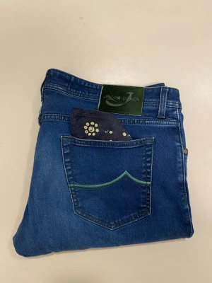 Marinblåa Jacob Cohen jeans  - Blåa Jacob Cohen jeans //  Style 622 //  Mycket bra skick //  Storlek 40 //  Mått  Midja bredd 51cm  Längd 110cm Innerben längd 83cm  Benöppning 18cm  Scarf ingår Skriv vid minsta fråga eller fundering💯🤝