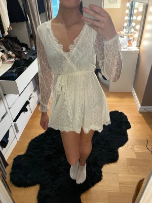 Vit student/sommar klänning - Använd en eller två gånger. Ej genomskinlig 