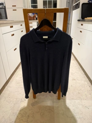 John Henric tröja merinoull  - Säljer nu denna tröja från John Henric i 100 procent merinoull, färg marinblå. Köpt i butik för 1000 och passar bäst som storlek S (står storlek M) då den har blivit lite mindre i tvätten. Kan gå ner i pris vid snabb affär😄😃