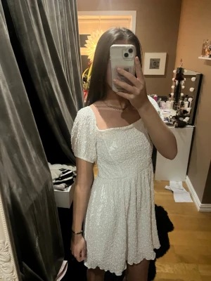 Vit studentklänning - Söt vit kortklänning med offshoulder och puffärmar. Aldrig använd men prislappen är borta. Jag är 170 och brukar ha storlek S. Liten i storlek.