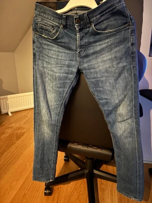 Dondup George  - Väldigt bra skick, först till kvarn. Passar dig runt 170cm. W30