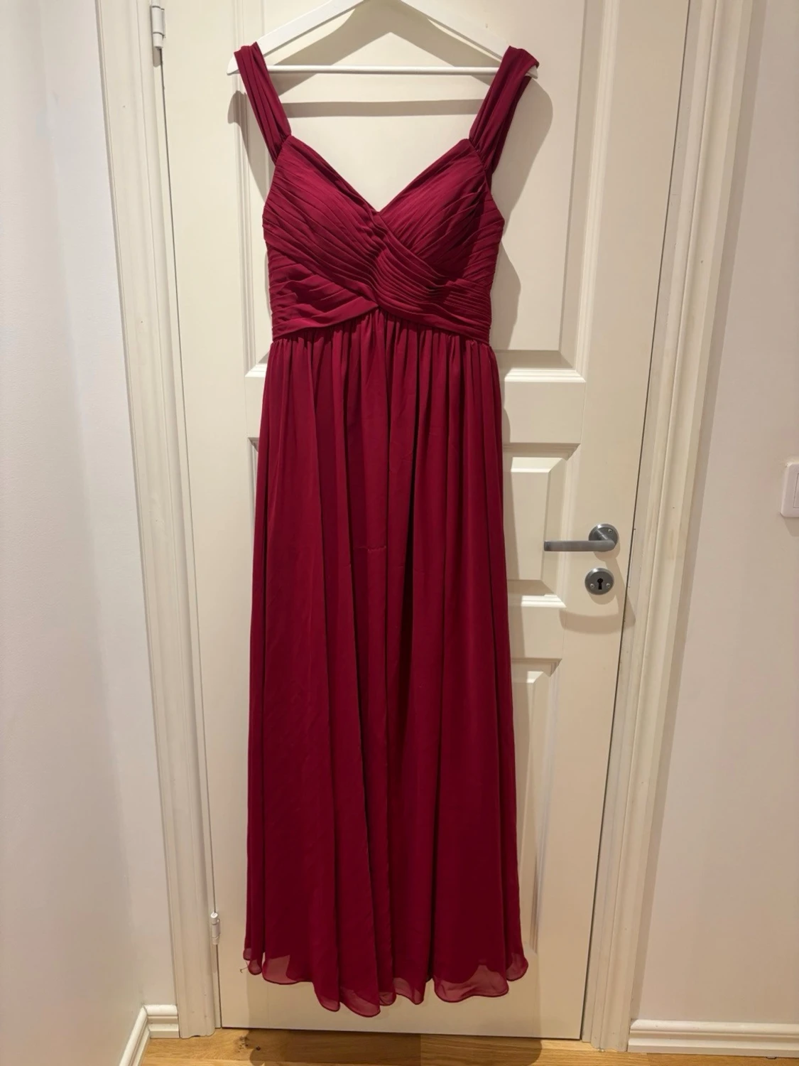 Vinröd långklänning med v-ringning