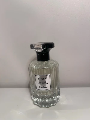 Fresh Scent Collection Dehnee  parfym - Elegant mansparfym från Fresh Scent Collection Dehnee. Flaskan är genomskinlig med räfflad design och har en svart och transparent glasslock. Extremt god doft som verkligen skriker man och endast använd få gånger 