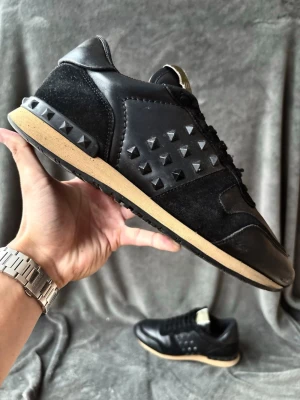 Valentino rockrunner skor - Valentino rockrunner skor | orginalstorlek:43, fråga om innermått vid osäkerhet | ingår: endast skrorna