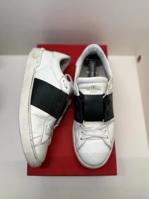 Valentino opens - Säljer ett par valentino opens i mycket bra sick med inga defekter! Skorna har storleken 41 men de passar 42 också. Og box kommer givetvis med, kan gå ner i pris vid snabb affär eller köp. (Bara seriösa bud!