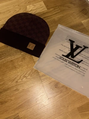 Lvmössa - Brun mössa. Jätte fin och är helt ny. Passa på. Den är onesize men formas till ditt huvudform. Fraktas direkt efter köp och vad väntar du på, köp nu!!