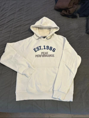 Vintage Peak Performance Hoodie  - Säljer en vit hoodie från Peak Performance, passar både M och L, pris går att diskutera 🤙