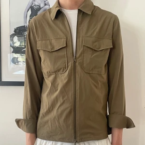 Jack & Jones Overshirt - En svin snygg oliv grön overshirt från Jack and Jones. Skick 10 av 10 aldrig använd. Nypris 799 säljer för 349. Storlek xs men sitter större! Bara att skriva ifall ni har frågor! 
